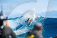PEOPLE - Outerknown Fiji Women's Surf Wettbewerb