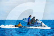PEOPLE - Outerknown Fiji Women's Surf Wettbewerb