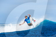 PEOPLE - Outerknown Fiji Women's Surf Wettbewerb