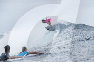 PEOPLE - Outerknown Fiji Women's Surf Wettbewerb