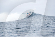 PEOPLE - Outerknown Fiji Women's Surf Wettbewerb