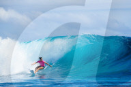 PEOPLE - Outerknown Fiji Women's Surf Wettbewerb