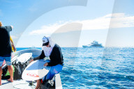PEOPLE - Outerknown Fiji Women's Surf Wettbewerb