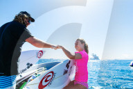 PEOPLE - Outerknown Fiji Women's Surf Wettbewerb