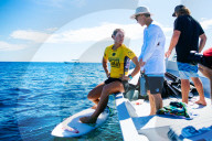 PEOPLE - Outerknown Fiji Women's Surf Wettbewerb