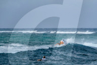 PEOPLE - Outerknown Fiji Women's Surf Wettbewerb