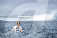 PEOPLE - Outerknown Fiji Women's Surf Wettbewerb