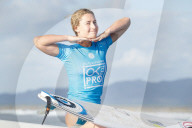 PEOPLE - Outerknown Fiji Women's Surf Wettbewerb