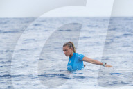 PEOPLE - Outerknown Fiji Women's Surf Wettbewerb
