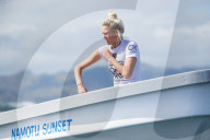 PEOPLE - Outerknown Fiji Women's Surf Wettbewerb