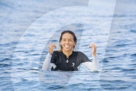 PEOPLE - Outerknown Fiji Women's Surf Wettbewerb