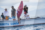 PEOPLE - Outerknown Fiji Women's Surf Wettbewerb