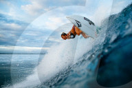 PEOPLE - Outerknown Fiji Women's Surf Wettbewerb