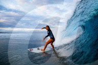 PEOPLE - Outerknown Fiji Women's Surf Wettbewerb