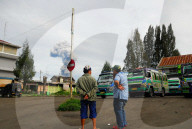NEWS - Indonesien: Vulkan Sinabung spuckt immer noch Asche