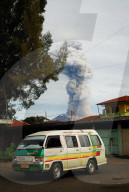 NEWS - Indonesien: Vulkan Sinabung spuckt immer noch Asche