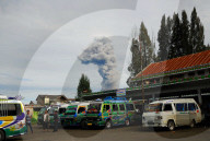 NEWS - Indonesien: Vulkan Sinabung spuckt immer noch Asche