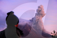 NEWS - Indonesien: Vulkan Sinabung spuckt immer noch Asche