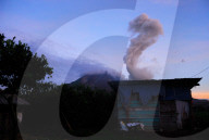NEWS - Indonesien: Vulkan Sinabung spuckt immer noch Asche