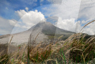 NEWS - Indonesien: Vulkan Sinabung spuckt immer noch Asche