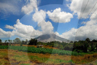 NEWS - Indonesien: Vulkan Sinabung spuckt immer noch Asche