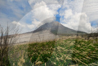 NEWS - Indonesien: Vulkan Sinabung spuckt immer noch Asche