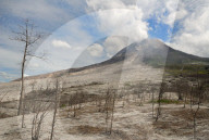 NEWS - Indonesien: Vulkan Sinabung spuckt immer noch Asche