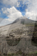 NEWS - Indonesien: Vulkan Sinabung spuckt immer noch Asche