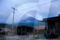 NEWS - Indonesien: Vulkan Sinabung spuckt immer noch Asche
