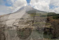 NEWS - Indonesien: Vulkan Sinabung spuckt immer noch Asche