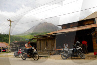NEWS - Indonesien: Vulkan Sinabung spuckt immer noch Asche