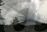 NEWS - Indonesien: Vulkan Sinabung spuckt immer noch Asche