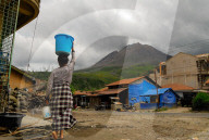 NEWS - Indonesien: Vulkan Sinabung spuckt immer noch Asche
