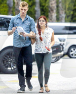 PEOPLE - Arm in Arm unterwegs:  Ariel Winter und Levi Meaden