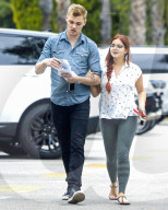 PEOPLE - Arm in Arm unterwegs:  Ariel Winter und Levi Meaden