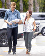 PEOPLE - Arm in Arm unterwegs:  Ariel Winter und Levi Meaden