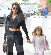 PEOPLE - Kourtney Kardashion bauchfrei unterwegs mit Penelope