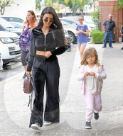 PEOPLE - Kourtney Kardashion bauchfrei unterwegs mit Penelope