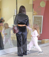 PEOPLE - Kourtney Kardashion bauchfrei unterwegs mit Penelope