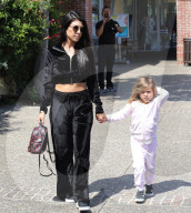 PEOPLE - Kourtney Kardashion bauchfrei unterwegs mit Penelope