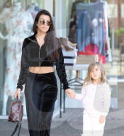 PEOPLE - Kourtney Kardashion bauchfrei unterwegs mit Penelope