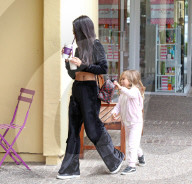 PEOPLE - Kourtney Kardashion bauchfrei unterwegs mit Penelope