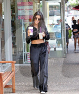 PEOPLE - Kourtney Kardashion bauchfrei unterwegs mit Penelope