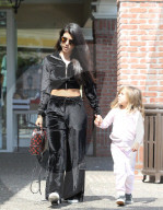 PEOPLE - Kourtney Kardashion bauchfrei unterwegs mit Penelope
