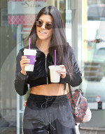 PEOPLE - Kourtney Kardashion bauchfrei unterwegs mit Penelope