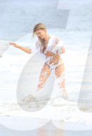 EXKLUSIV - Joanna Kruppa posiert sexy am Strand von Malibu