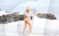 EXKLUSIV - Joanna Kruppa posiert sexy am Strand von Malibu