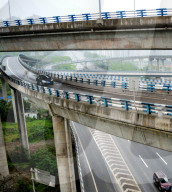 FEATURE - Wer hier die falsche Ausfahrt erwischt - Unübersichtliche Autobahnverzweigung in Chingqing