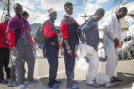 NEWS - Italien: Ankunft von Flüchtlingen in Salerno