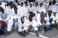 NEWS - Italien: Ankunft von Flüchtlingen in Salerno